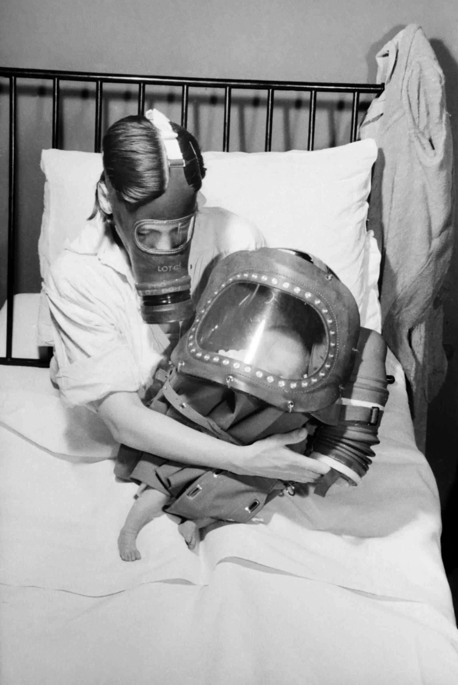 Matka i niemowlę w maskach przeciwgazowych, Wielka Brytania 1941